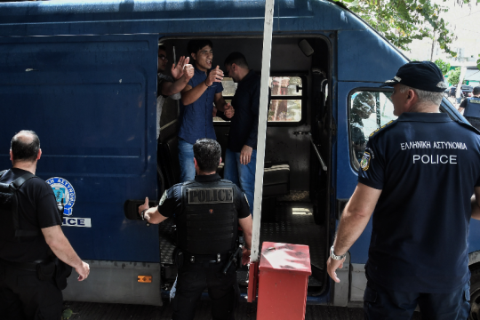 Στιγμιότυπο από την προσαγωγή των κατηγορούμενων ναυαγών στο δικαστικό μέγαρο της Καλαμάτας για το πολύνεκρο ναυάγιο στην Πύλο